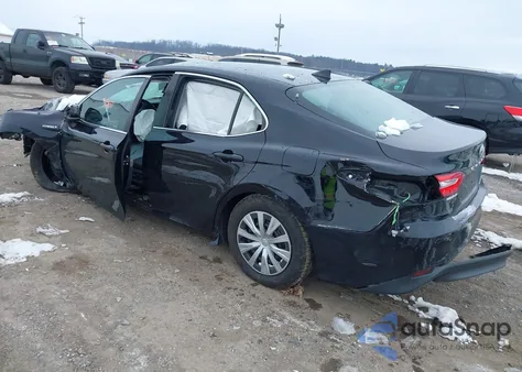 2020 Toyota Camry Le Hybrid z USA, uszkodzony, nr VIN 4T1C31AK2LU019359